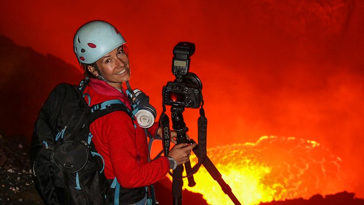 Canon Ambassadör Ulla Lohmann fotografer en vulkan under utbrott