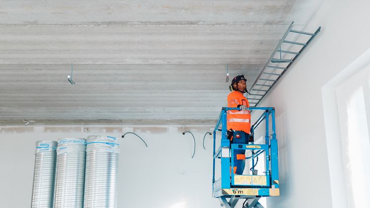 Nostimen tai telineen päällä suoritettava asennustyö on sekä käsille että jaloille vähemmän kuormittavaa ja turvallisempaa kuin A-tikkailla tehden