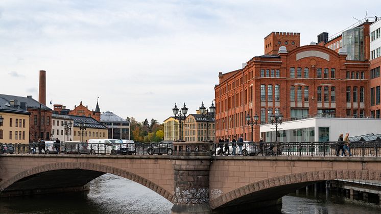 Alla studenter som har tagit examen från Campus Norrköping ska prioriteras för förstahandskontrakt vid lediga lägenheter. Fotograf: Magnus Johansson