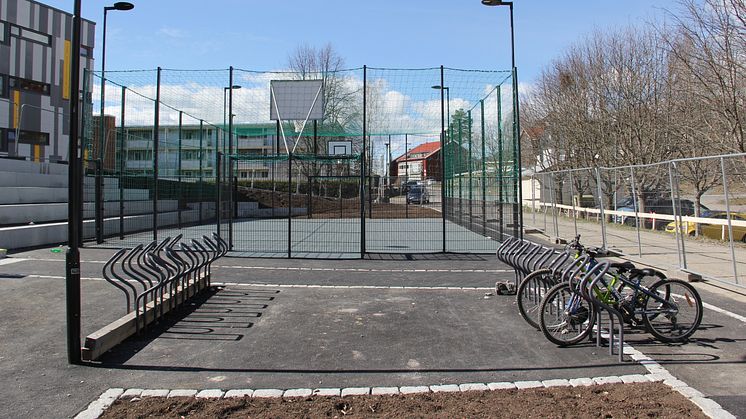 Ballbingen og sykkelparkeringen foran nyoppusset Johan Scharffenbergs vei 105.