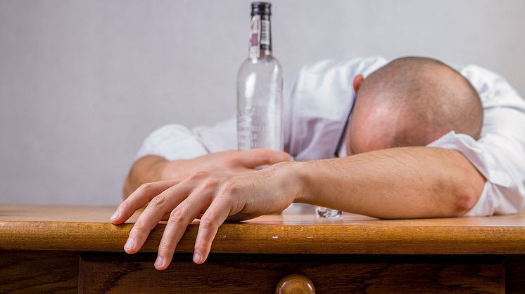 Genetiska faktorer spelar roll vid problematiskt alkoholanvändande. Pixabay CC0