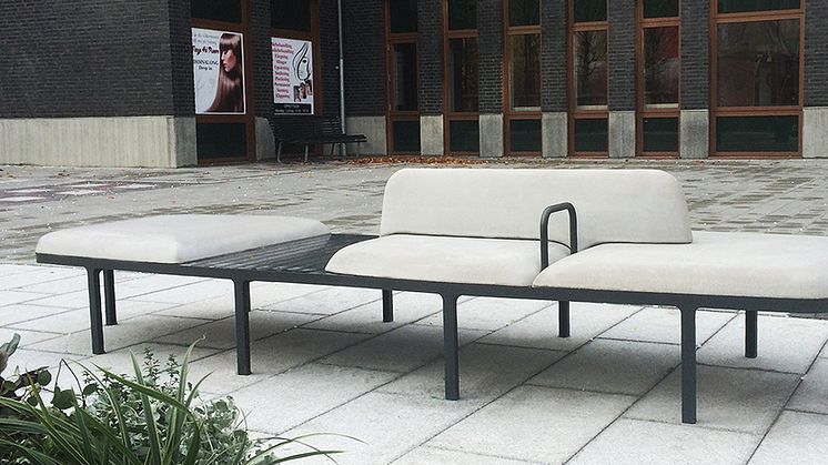 Plymå soffa betong special, Holma torg Malmö. Design Mattias Stenberg för Nola