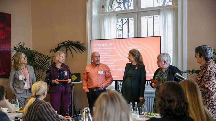 Från vänster: Maria Sjölin Karlsson, Anne Kataja, Niklas Angelöf, Josefin Malmqvist (M), Caroline Helmersson Olsson (S) och Amelie von Zweigbergk.