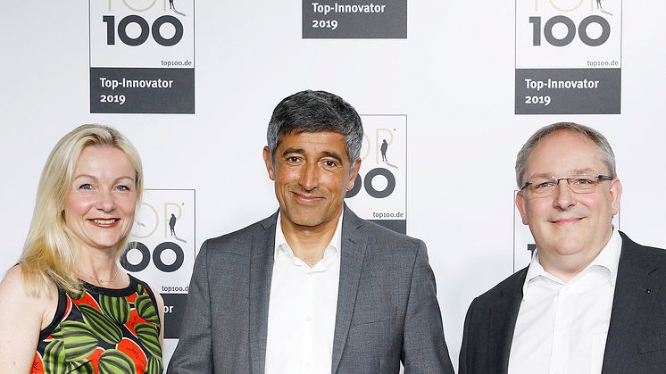 Science journalist and TOP 100 mentor Ranga Yogeshwar (centre) with Katrin Köster, Head of BPW Corporate Communications, and Dr Markus Kliffken, Member of BPW’s Executive Board responsible for innovation management. 