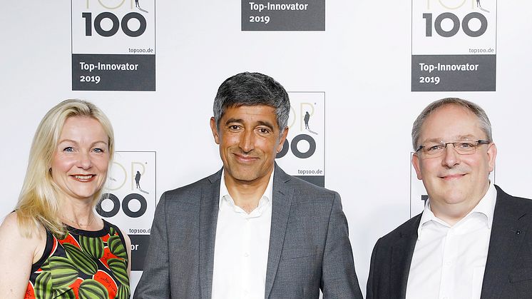 Wissenschaftsjournalist und TOP 100-Mentor Ranga Yogeshwar (Mitte) mit Katrin Köster, Leiterin BPW Unternehmenskommunikation, und Dr.  Markus Kliffken, Mitglied der Geschäftsleitung/ Innovationsmanagement bei BPW. 