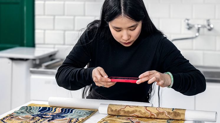 Lap-See Lam in the process of 3D scanning objects from the Röhsska museum for her new work Raining Dragon Scales. Photo: Carl Ander