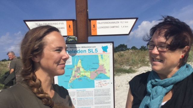 Anna Nordstrand, destinationsutvecklare, och Agneta Karlsson (MP),  barn- och utbildningsförvaltningen besökte Falsterbo Naturum tillsammans med politiker och tjänstemän från flera olika förvaltningar.  Foto: Hässleholms kommun