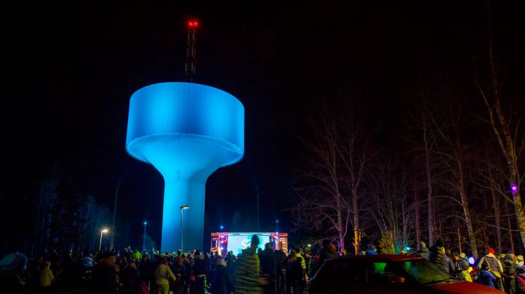 Vid ceremonin var det närmare tusen besökare som fascinerades av ljussättningen. Foto: Patrick Trägårdh