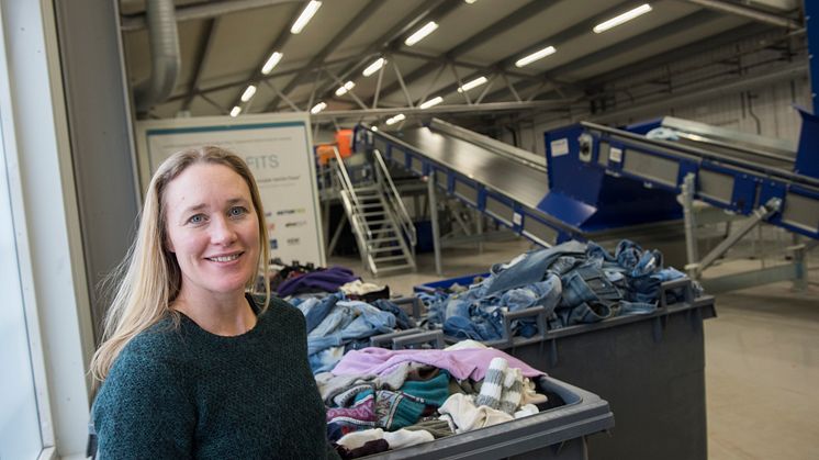 I Malmö ska en anläggning för automatiserad textilsortering byggas upp. Maria Elander på IVL är projektledare. Foto: Anette Andersson