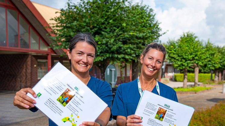 Från vänster i bild ser vi rehabassistenterna Johanna Benediktsson och Angelica utanför vårdcentralen i Svalövs tätort.