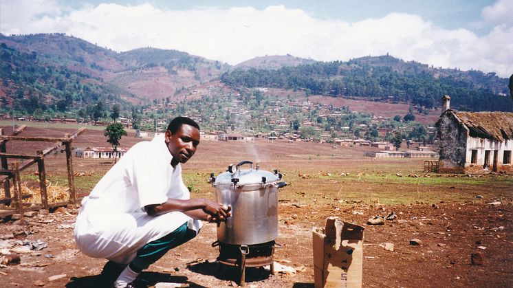 Läkaren Byamungu steriliserar instrument till första operationen på Panzisjukhuset 1 September 1999. Sjukhuset invigdes först 2002. Foto: Kerstin Åkerman