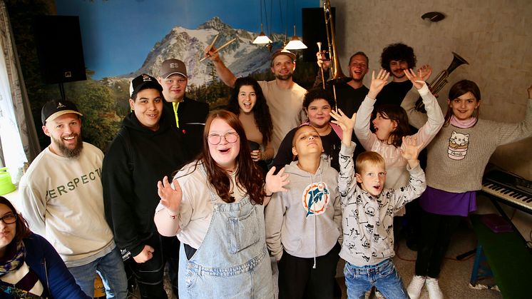 Schüler*innen der Dietrich-Bonhoeffer-Schule freuen sich über den Besuch der „Banda Comunale“.