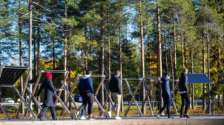 Elever tar del av innovationen Solvåg i Piteå vid ett tidigare års ForskarFredag.