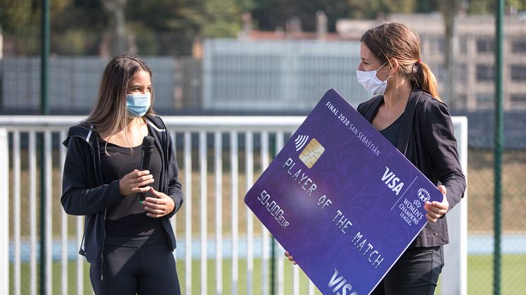 Visa présente le prix de la Joueuse du Match et fait un don de 50 000€ à un projet de la Fondation de l’UEFA pour l’enfance