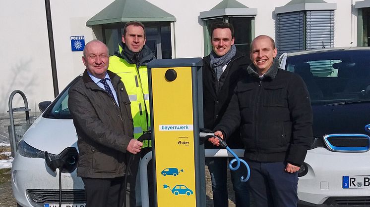 v.l.: Bürgermeister Helmut Sammüller freut sich mit Johann Hammer, Florian Goß und Daniel Pangerl vom Bayernwerk über das neue E-Ladeangebot in Nittendorf.