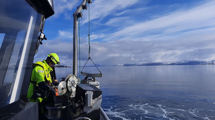 Prøvetaking med vår feltbåt MS Louise