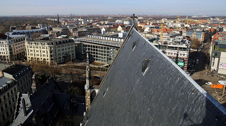 Blick über Leipzig und auf das Spitzdach der Thomaskirche