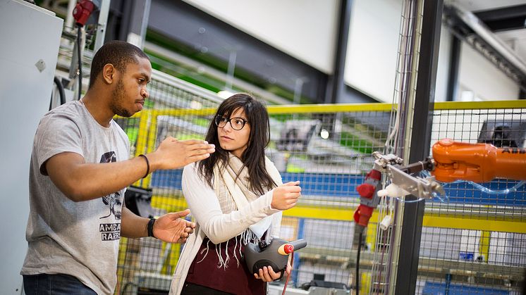 Lördagen den 12 november tävlar unga talanger i att programmera industrirobotar i tävligen Sweden Robot Hack.