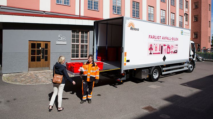 Samla ihop överbliven färg, kemikalier, sprayburkar, småelektronik och annat farligt avfall. Farligt avfall-bilen rullar igång måndag 31 augusti.