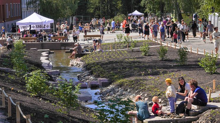 Parken sydet av liv, de besøkende koste seg, barna lekte i vannet, været var upåklagelig og det kunne ikke vært en finere dag for åpningen av Klosterenga park og folkefest. Foto: Jørgen Rist Holmen, Kulturetaten, Oslo kommune.