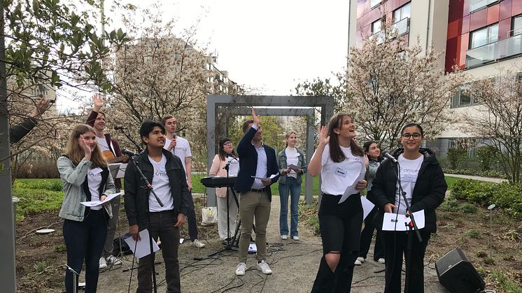Erik Slottner (KD) sjunger med Ung Omsorg utanför Stockholms Sjukhem den 25 April 2020