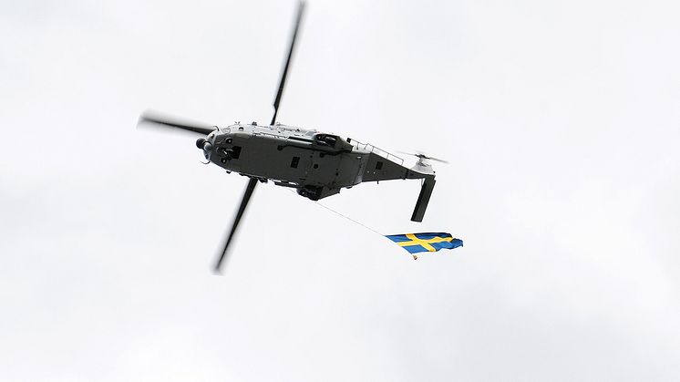 Både överflygningar med JAS Gripen och som här, flaggflygning med helikopter kommer att ske under nationaldagen. Foto: Försvarsmakten
