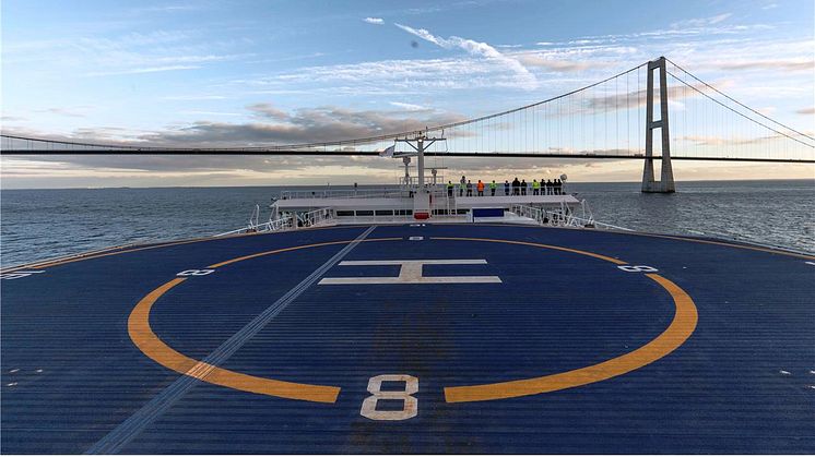 Scandlines' nye hybridfærge sejler under Storebæltsbroen