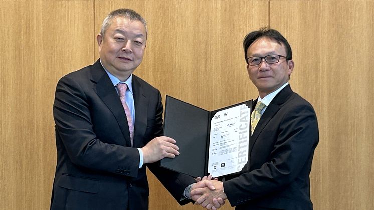 At the certification ceremony (Left: Mr. Lisson Yan, Managing Director of SGS Japan, Right: Mr. Tanaka, Representative Director and President of ABLIC)