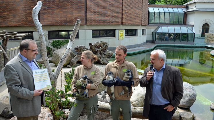 Joachim von Lentzke, Gebietsleiter der Krostitzer Brauerei zusammen mit Zoodirektor Prof. Jörg Junhold