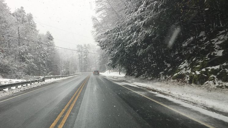 Vinterväglag i Vermont, USA, på väg till bilhandlarna i Keene, New Hampshire.