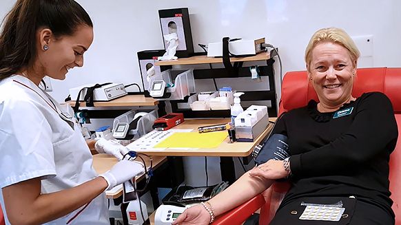 Catarina Pommer, verksamhetschef på Norrtälje sjukhus, är en av Tiohundras mest rutinerade blodgivare.