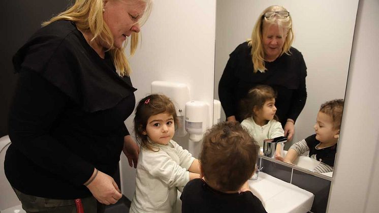 De små händerna tvättas flera gånger per dag på Ringstorpsparkens förskola. Förskollärare Cecilia Fagerström hjälper Alicia Mezher, 2 år och Noah Chaabi som snart fyller 2.