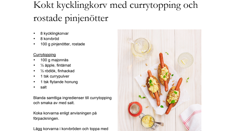 Kokt kycklingkorv med currytopping och rostade pinjenötter