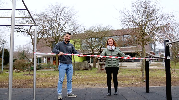 Eröffnung nach der Fertigstellung des Fitnessparcours: Architekt Alex Antonioli und "Zwischen:Räume"-Koordinatorin Teresa Staubach von der Uni Vechta.