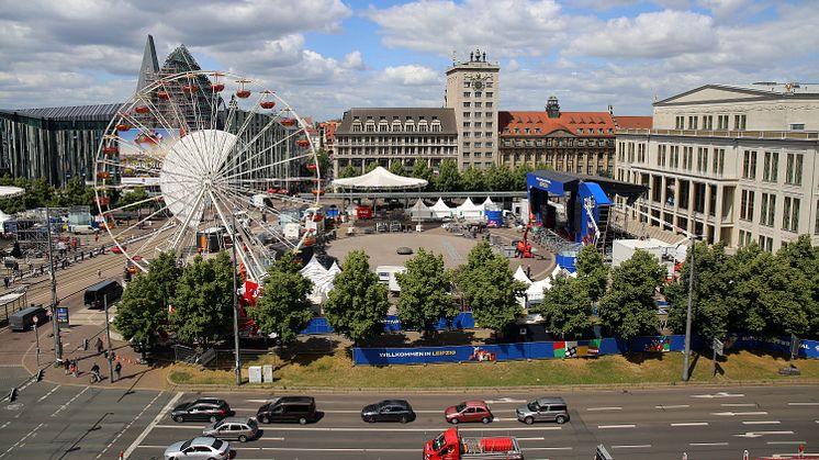 Blick zur Fan Zone Augustusplatz mit der Hauptbühne vor dem Opernhaus - Foto: Andreas Schmidt