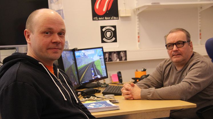 Lasse Tullinen (vänster) är färdig med sina studier på Utbildning Nord. Utbildaren Arto Hyvärinen önskar lycka till på det nya jobbet i Tammerfors.