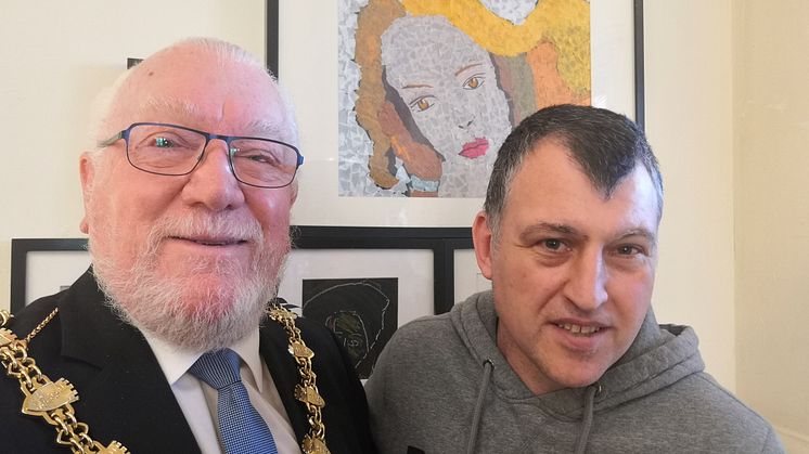 ​Mayor put in the picture by members of mental health support group