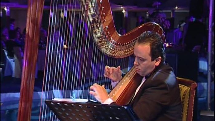 Basel Dib Sara (bilden) spelar klassisk musik för harpa på Siggebohyttans bergsmansgård 16 juli.