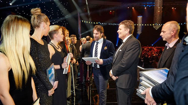 Peter Forsberg delar ut pris under Svenska Idrottsgalan