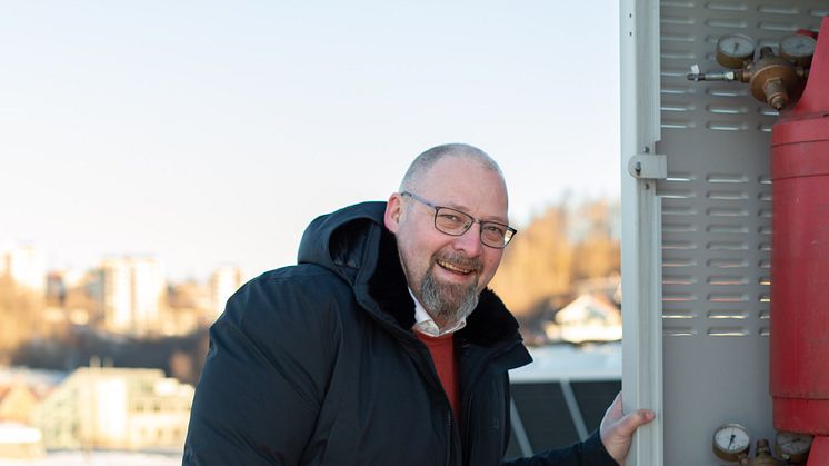 Georg Svendsen, leder for infrastruktur i Telia Norge, foran den hydrogendrevne reservestrømsløsningen på taket av Telias tidligere lokaler i Nydalen.