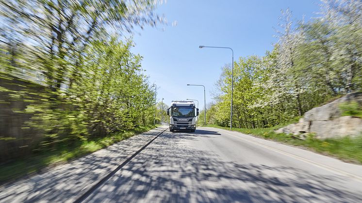 Die L-Baureihe von Scania: mit einer niedrigen und 44 cm breiten Einstiegsstufe und automatischer Absenkfunktion. Dies erleichtert oftmaliges Ein- und Aussteigen.