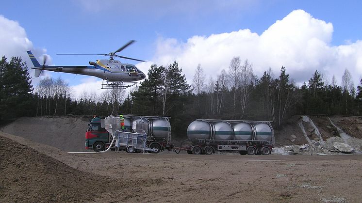 Helikoptern fylls på med kalk