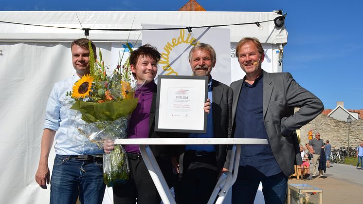 Hugo Ewald (andra från vänster) från Viralgranskaren tar emot året Sociala medier-pris. På bilden även (från vänster) Ulf Olsson, Björn Brorström och Stefan Eklund. 