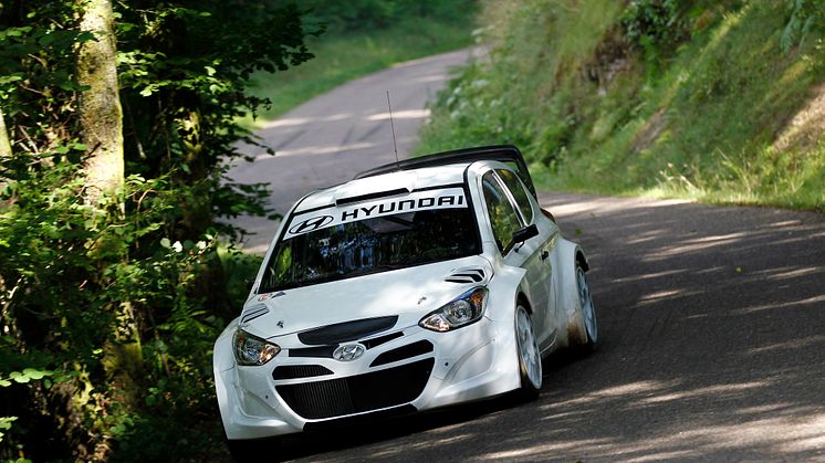 i20 WRC tester på asfalt