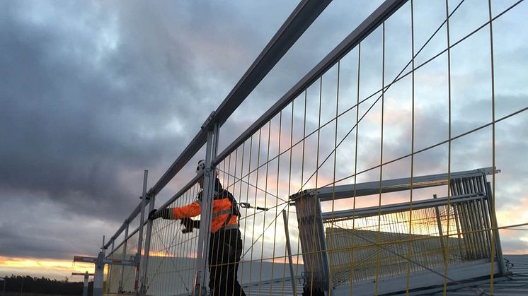 Ramirent lanserar GuardLite Maxi™: Nytt fallskyddsystem för hallbyggnation