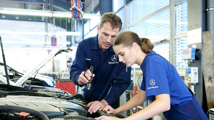 Tio unga fordonstekniker i Sverige  får Mercedes-Benz nya stipendium - TechStar