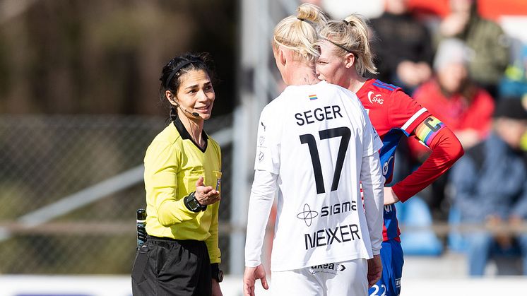 Domare Maral Mirzai Beni i samtal med Rosengårds Caroline Seger och Vittsjös Sandra Adolfsson. Nu går DB Schenker in som första partner någonsin att sponsra domarkåren i Damallsvenskan och Elitettan. FOTO: MATHILDA AHLBERG/BILDBYRÅN