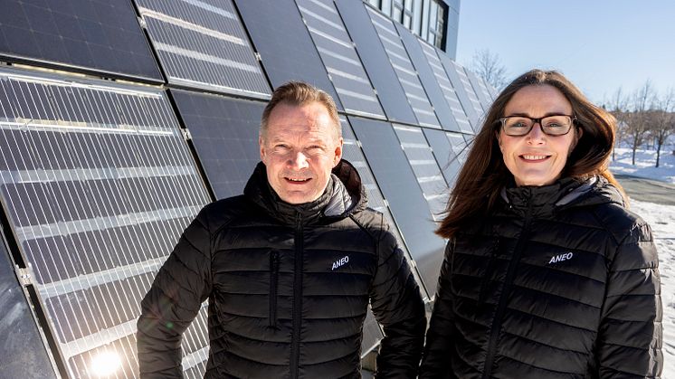 Konstituert konsernsjef Olav Sem Austmo og konserndirektør for vekst fornybar i Aneo, Kari Skeidsvoll Moe, har gjort sin første investering i storskala solkraftverk i Sverige. 