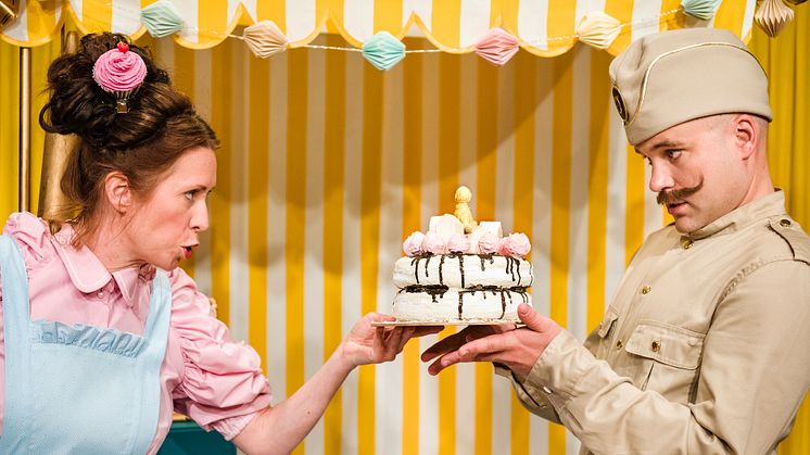 Ellen Hennig Öhrström och Victor Wigardt i Teater Västernorrlands Tårtbagaren. Foto: Lia Jacobi