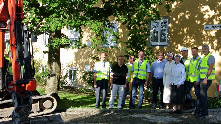 Die Erdgasverlegungsarbeiten in Strahlfeld sind nun bis zum Kloster fortgeschritten. Die Bauverantwortlichen informierten vor Ort über die nächsten Schritte.